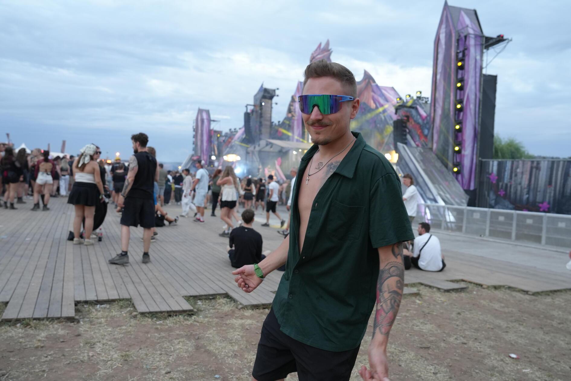Gute Stimmung und richtig Lust auf Tanzen hat am Sonntagabend dieser Festivalbesucher.