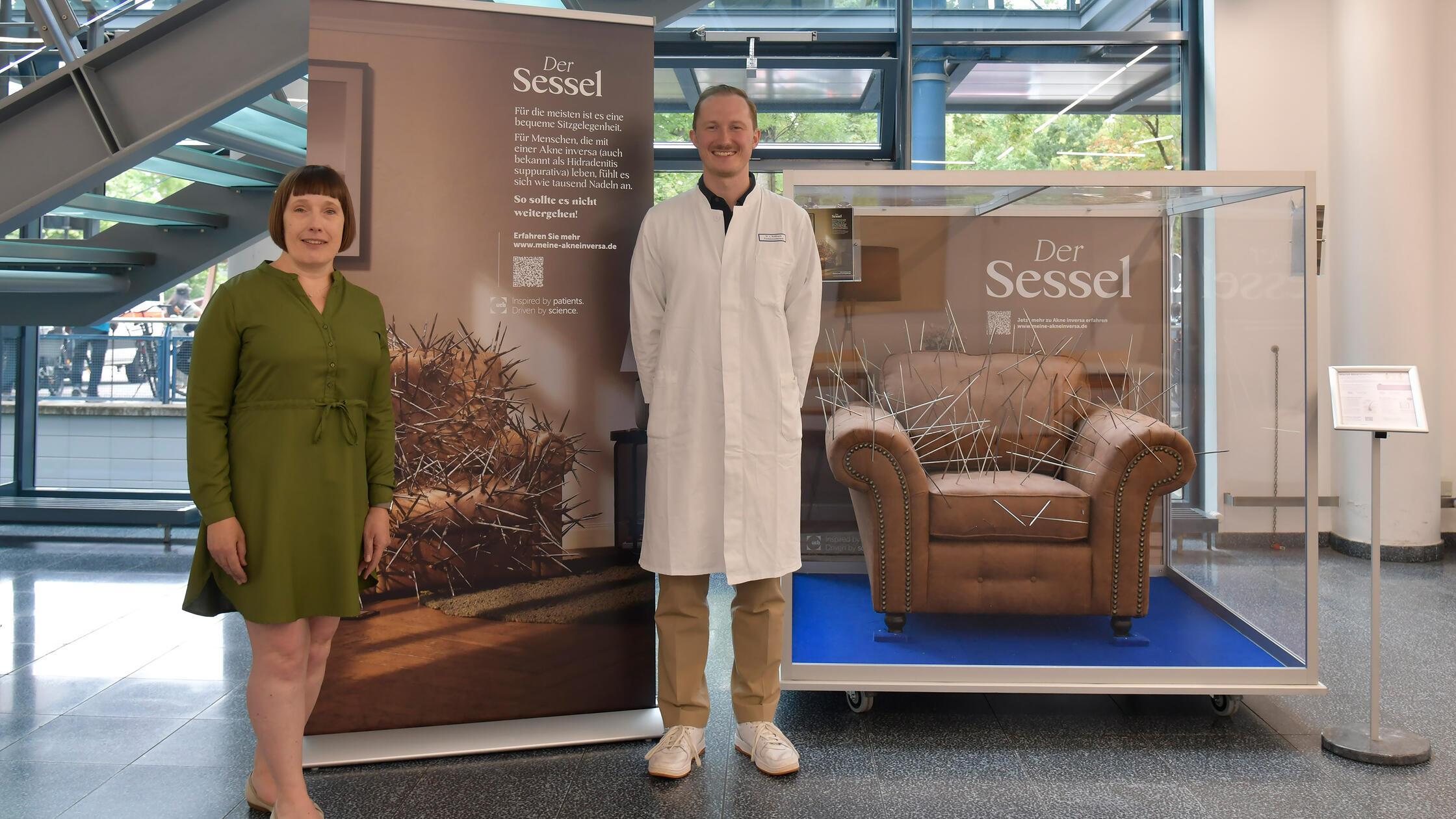 Haben die Ausstellung „Der Sessel“ im Foyer des In