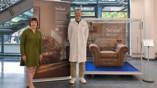 Haben die Ausstellung „Der Sessel“ im Foyer des In