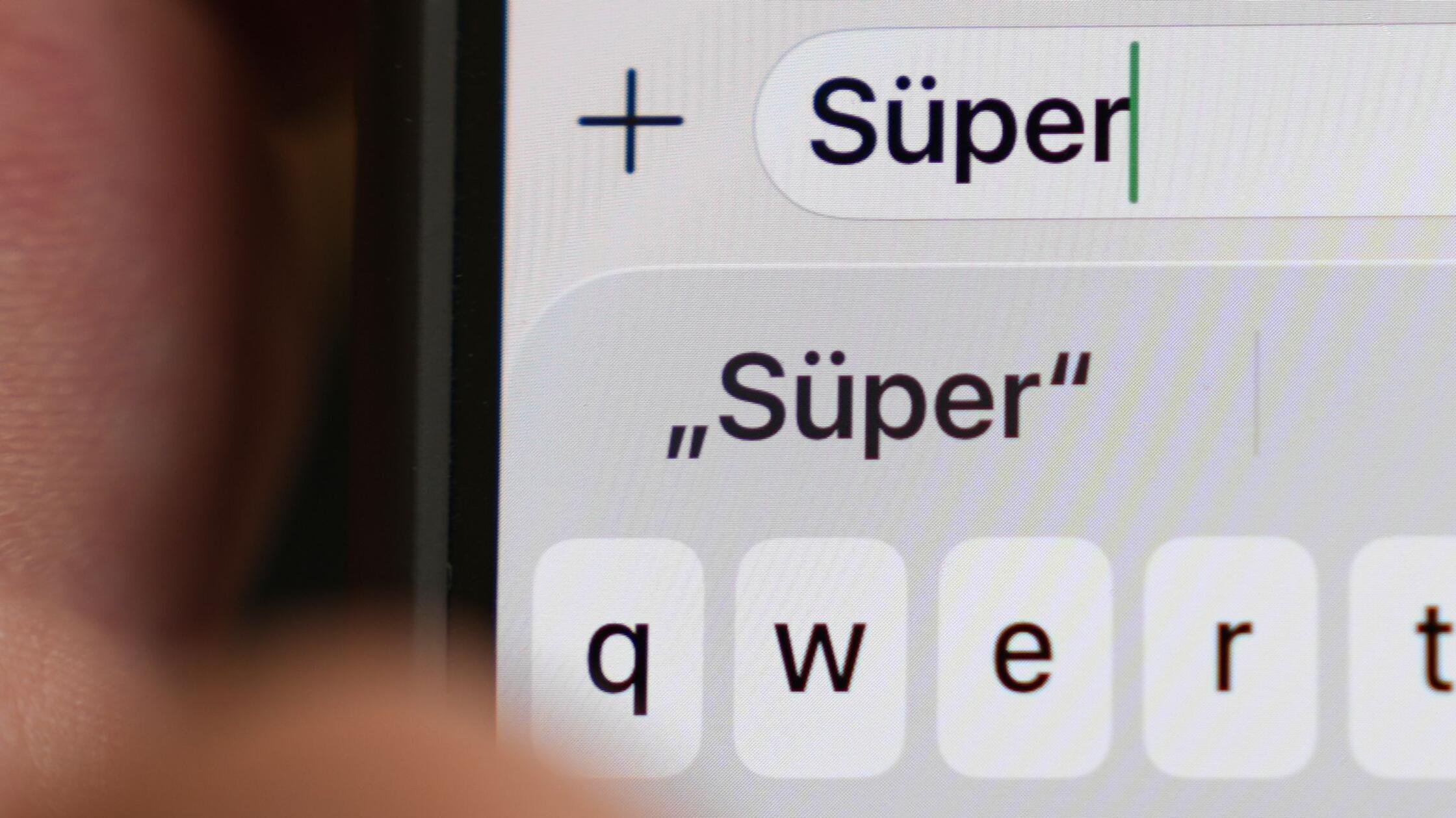 Das Wort „Süper“ ist auf dem Display eines Smartph