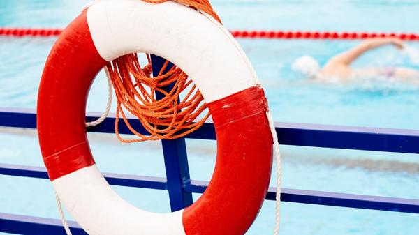 Ein Rettungsring hängt an einem Geländer am Becken