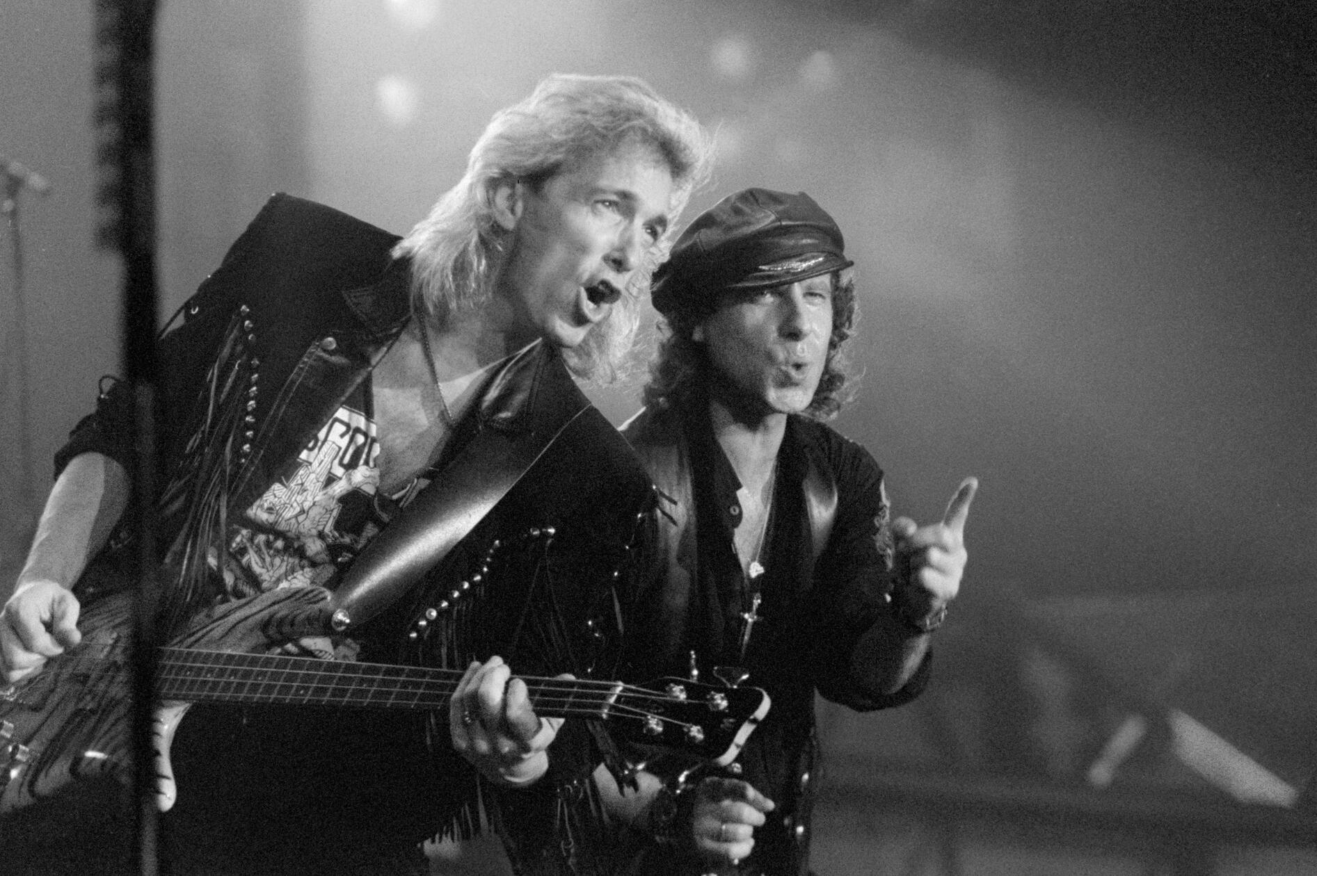 Der ehemalige Bassist <b> Francis Buchholz </b> (links) von der Rockband Scorpions ist im Alter von 71 Jahren gestorben. "Unsere Herzen sind gebrochen", hieß es in einem Beitrag auf Facebook. Der erfolgreiche Musiker starb am 22. Januar in Folge einer Krebserkrankung.