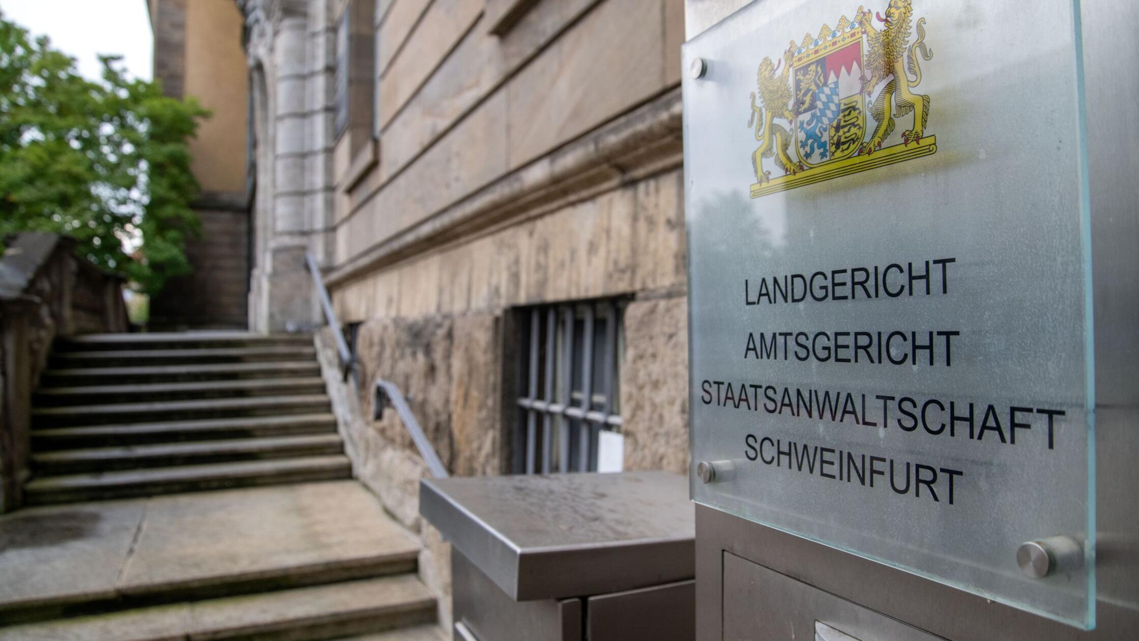 Auf einem Schild am Eingang zum Gerichtsgebäude in