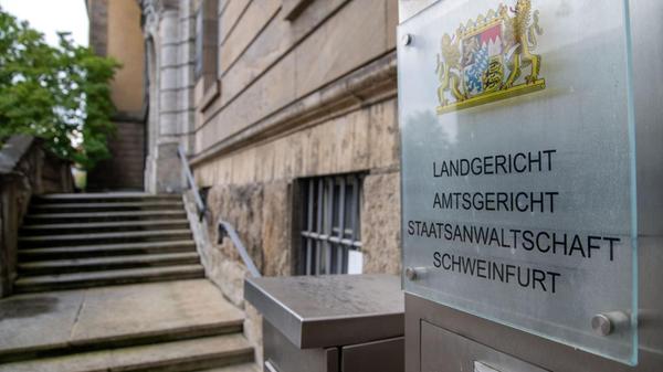 Auf einem Schild am Eingang zum Gerichtsgebäude in