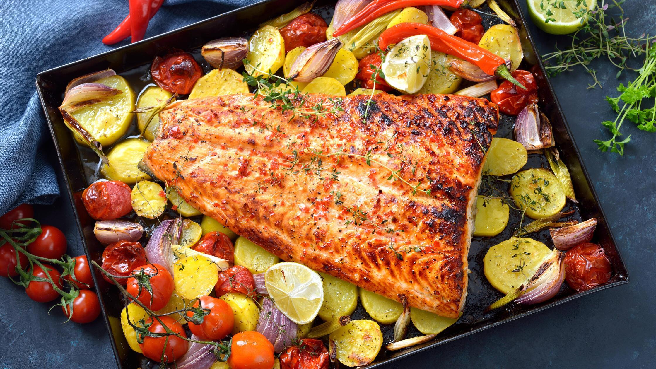 Gebackenes Lachsfilet auf Gemüse Großes saftiges L