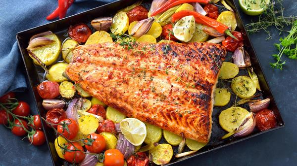 Gebackenes Lachsfilet auf Gemüse Großes saftiges L