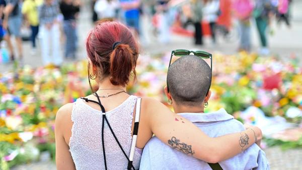 27.07.2026, Berlin: Menschen stehen an Beileidsbek