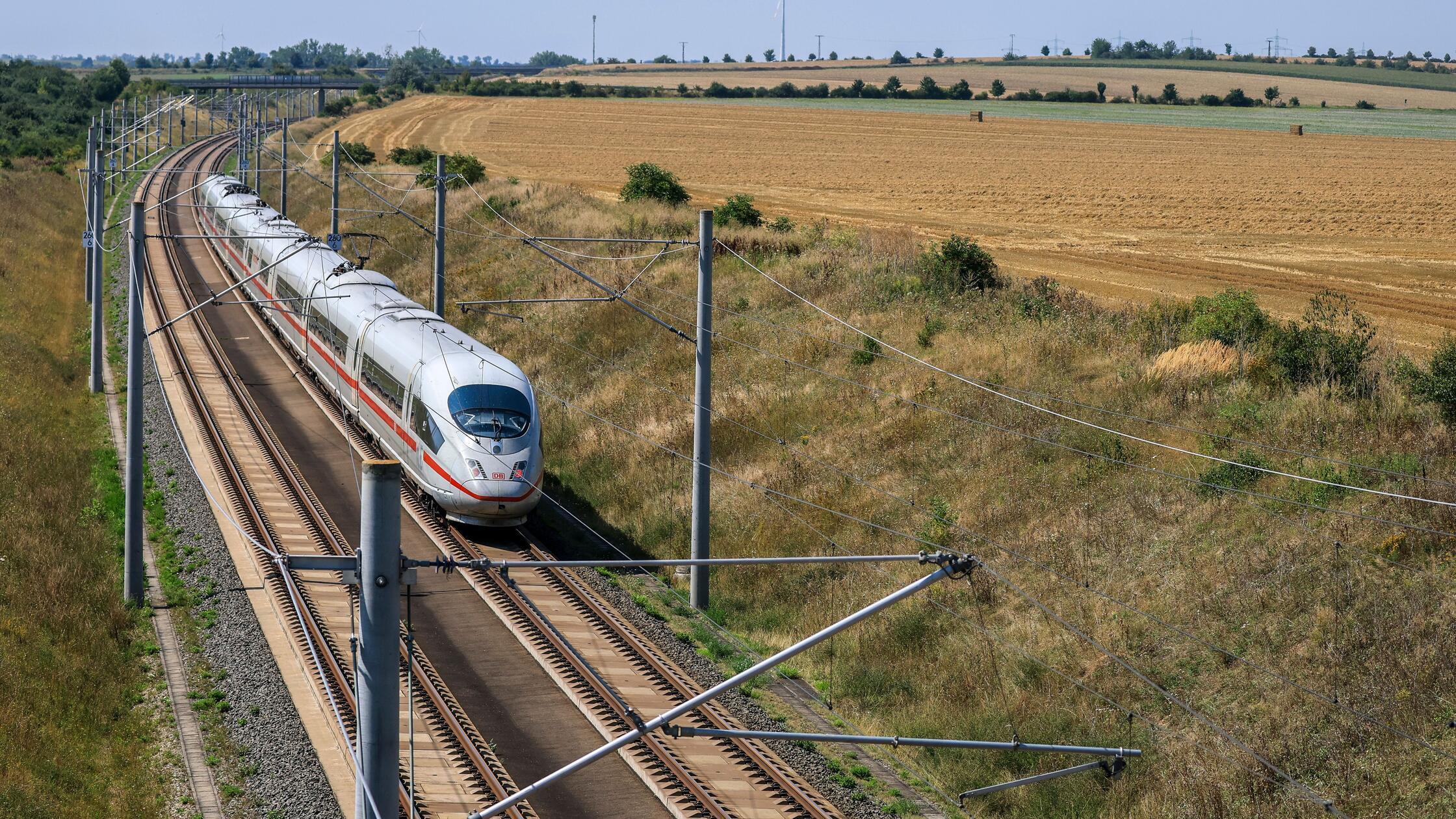 Ein ICE der Deutschen Bahn fährt zwischen abgeernt