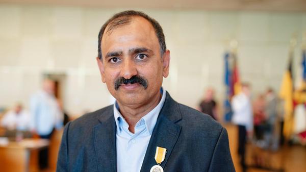 Der Taxifahrer Muhammad Afzal steht mit der Rettun