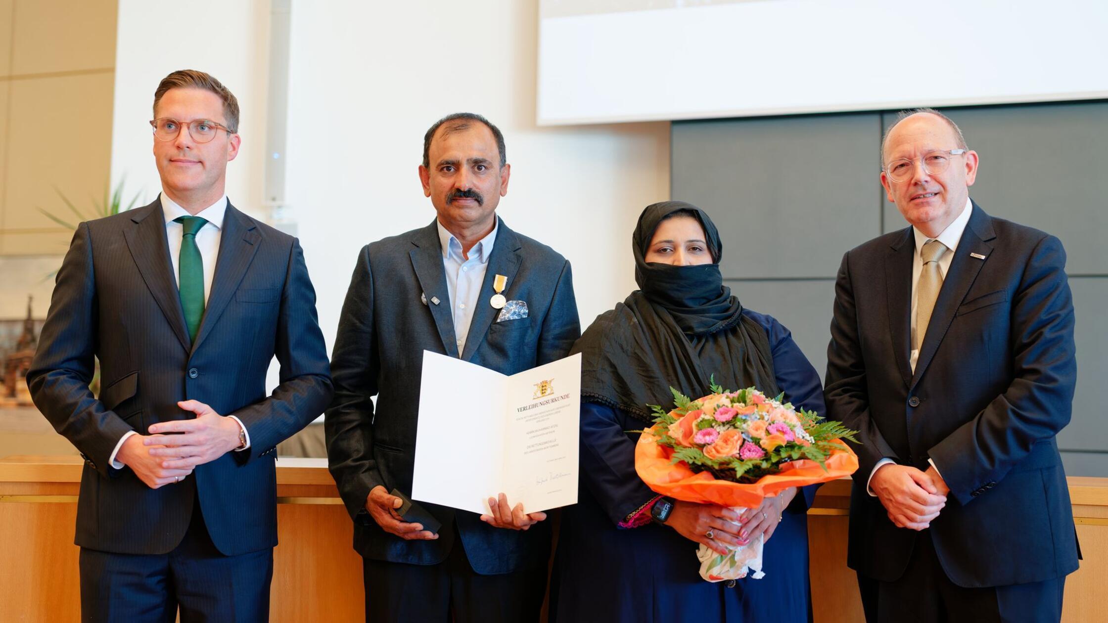 Der Taxifahrer Muhammad Afzal (2. v. l.) und desse