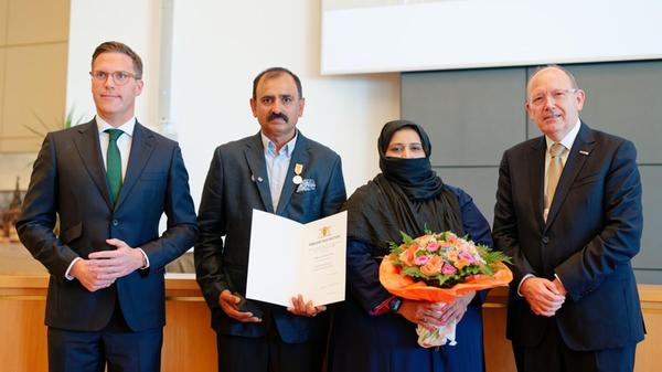 Der Taxifahrer Muhammad Afzal (2. v. l.) und desse