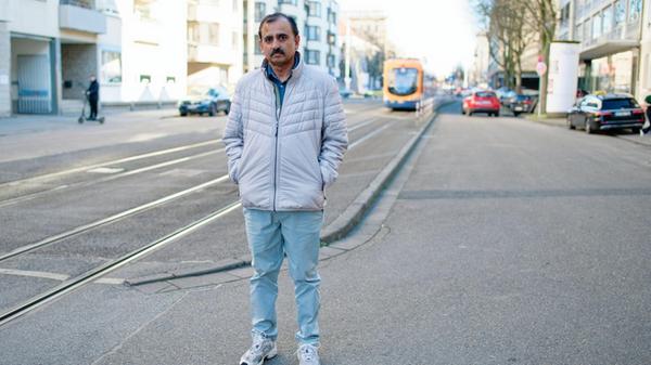 Taxifahrer Muhammad Afzal steht an der Stelle, wo