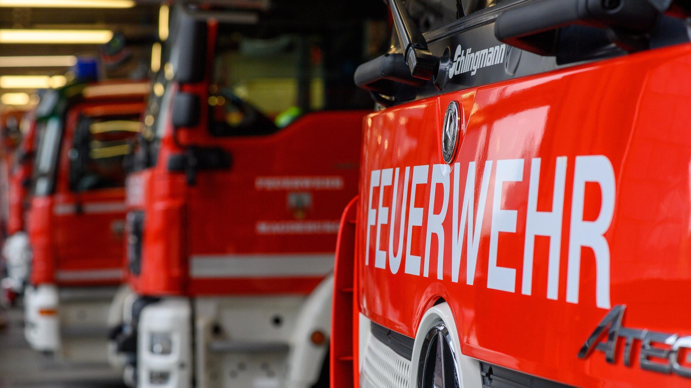 Fahrzeuge der Berufsfeuerwehr Magdeburg stehen in 