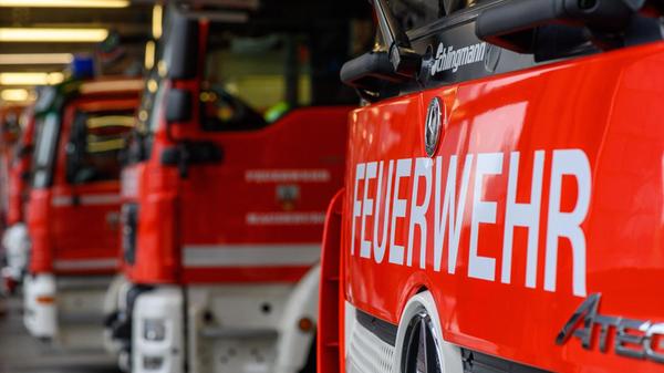 Fahrzeuge der Berufsfeuerwehr Magdeburg stehen in