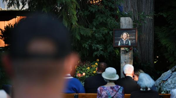 Menschen besuchen eine Gedenkveranstaltung im Laur