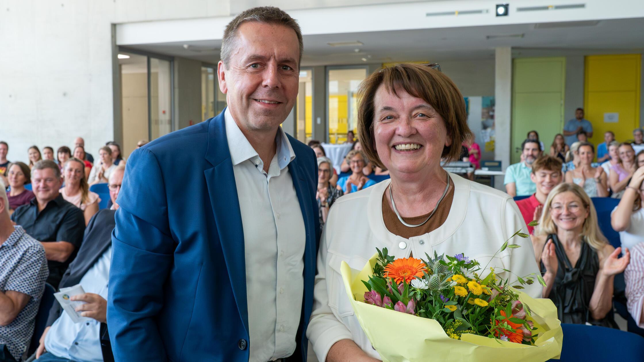 Blumen zum Abschied von Direktorin Siegrid Fehn ga