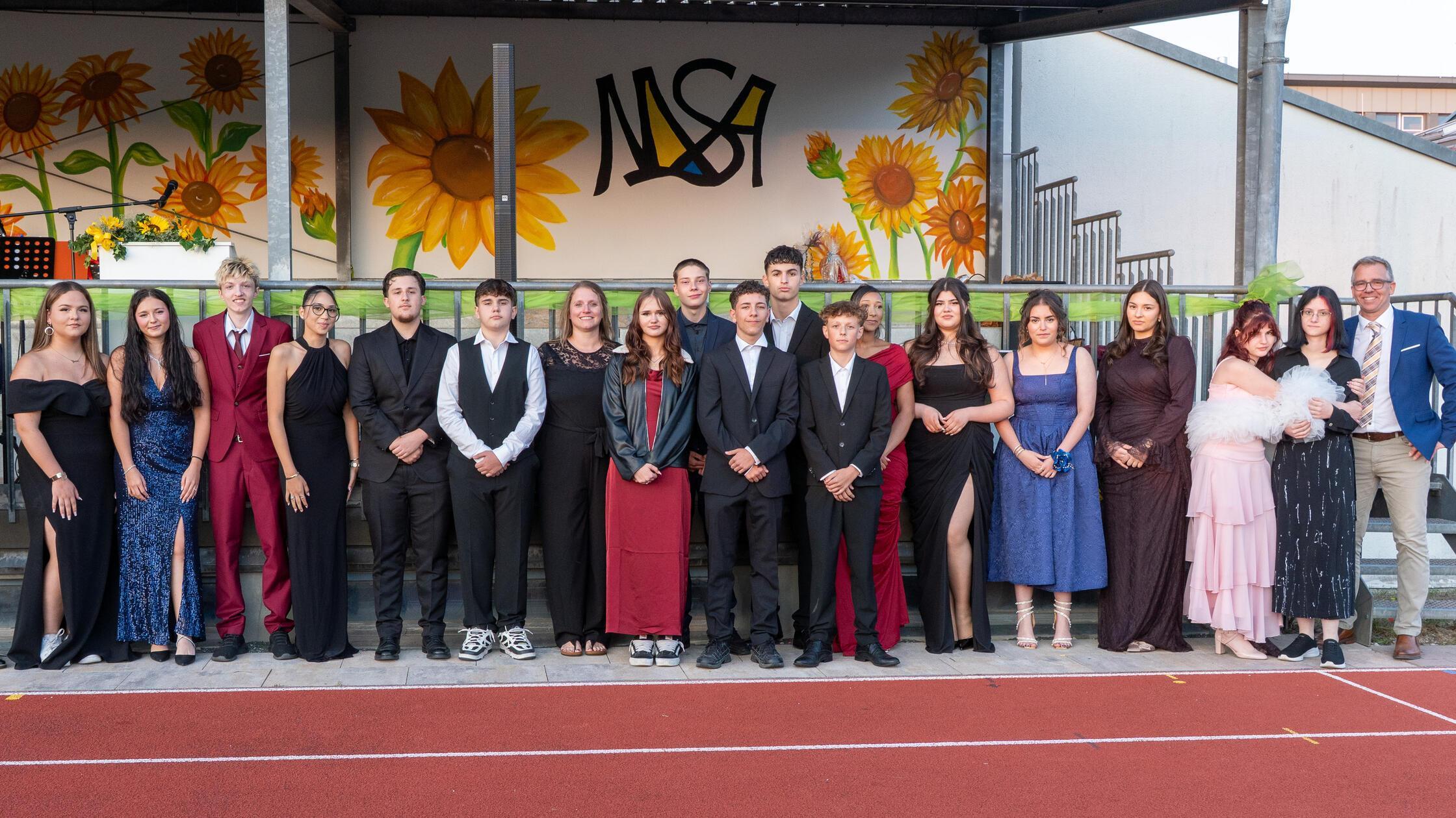 Klassenfoto der Klasse 9aG mit den Klassenleitunge
