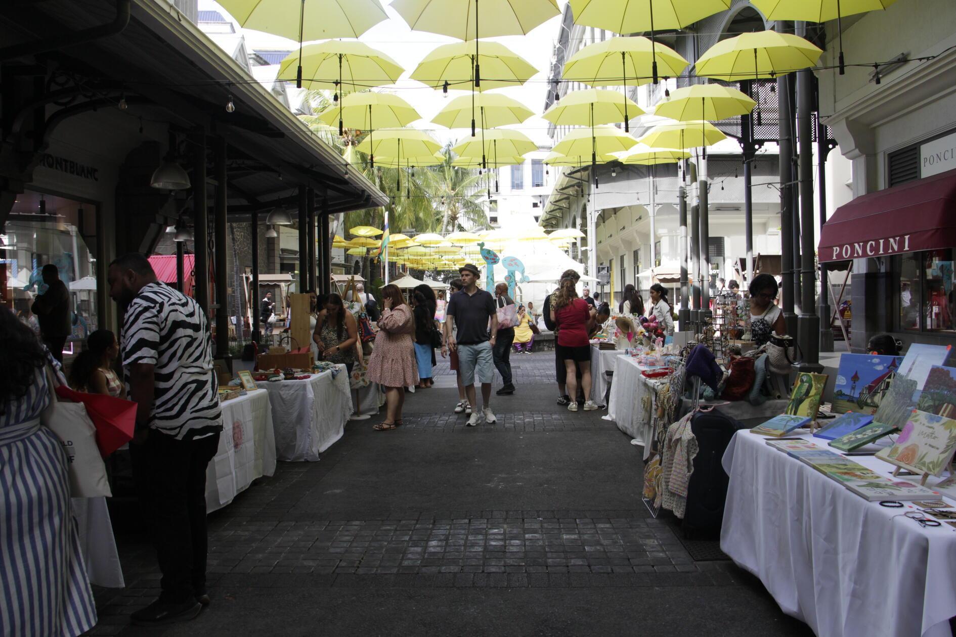 Der zentrale Markt von Port Louis ist mit seinen gelben Regenschirmen zu einem beliebten Fotomotiv geworden. Dort gibt es neben Gewürze, tropischen Früchten und mauritischen Spezialitäten auch Schmuck oder Mode-Accessoires zu erwerben.