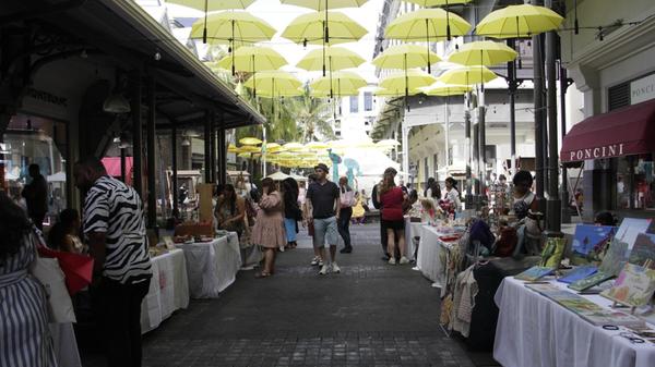 Der zentrale Markt von Port Louis ist mit seinen gelben Regenschirmen zu einem beliebten Fotomotiv geworden. Dort gibt es neben Gewürze, tropischen Früchten und mauritischen Spezialitäten auch Schmuck oder Mode-Accessoires zu erwerben.