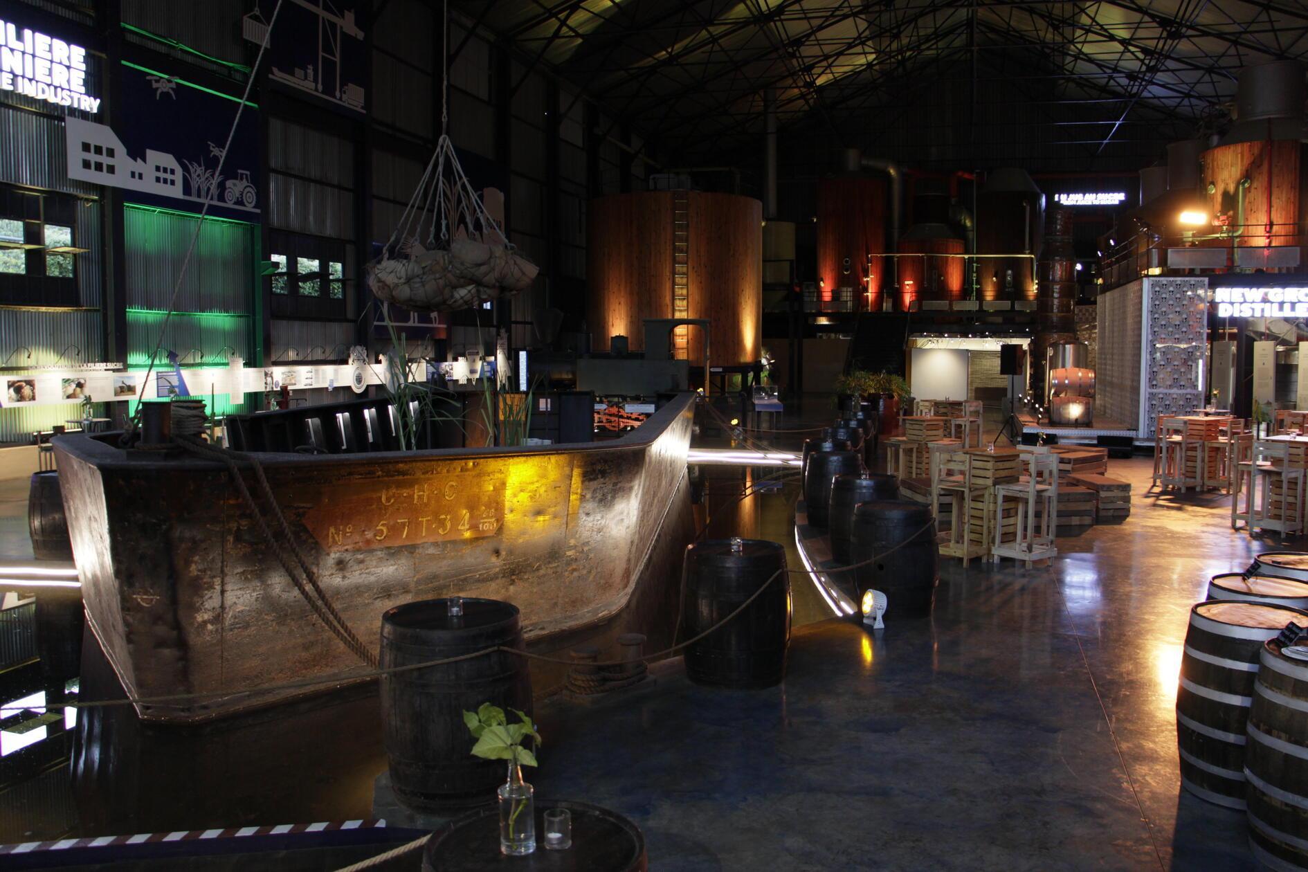 Das L'Aventure du Sucre ist ein Museum in einer ehemaligen Zuckerfabrik im Norden von Mauritius. Es erzählt auf lebendige Weise die Geschichte des Zuckers auf der Insel – von der Kolonialzeit über die Sklaverei bis zur heutigen Produktion. Besucher erfahren, wie das Zuckerrohr das Schicksal der Insel über Jahrhunderte geprägt hat und welch große Rolle es heute noch spielt.