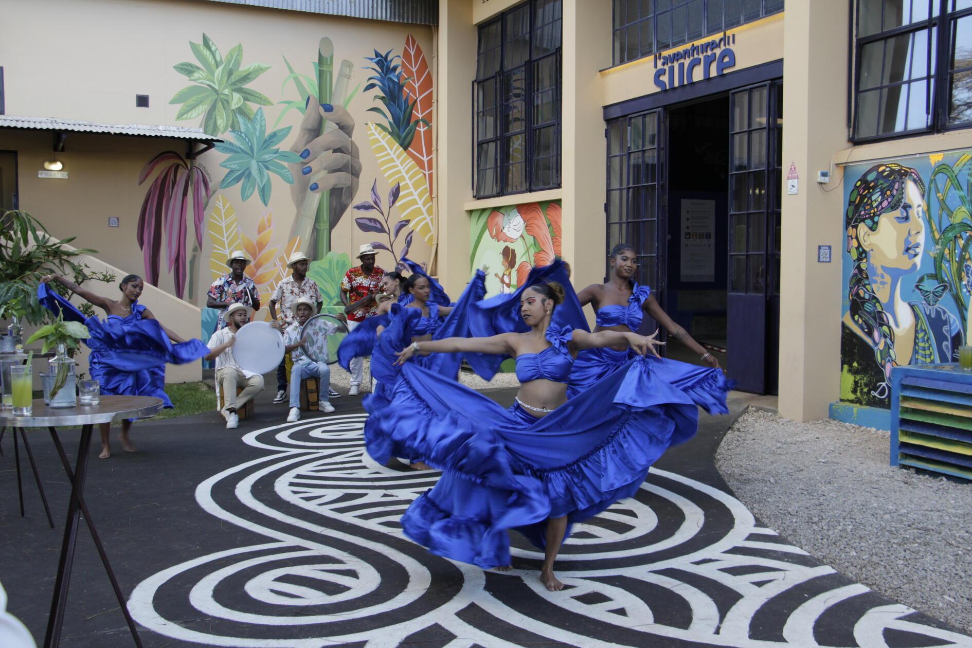 Der Sega ist der traditionelle Tanz auf Mauritius. Er entstand nach der Sklaverei und drückt Freiheit und Freude aus. Die Musiker nutzen Trommeln, die mit Zucker gefüllt sind, und geben damit den schwungvollen Takt für die Tänzerinnen vor.