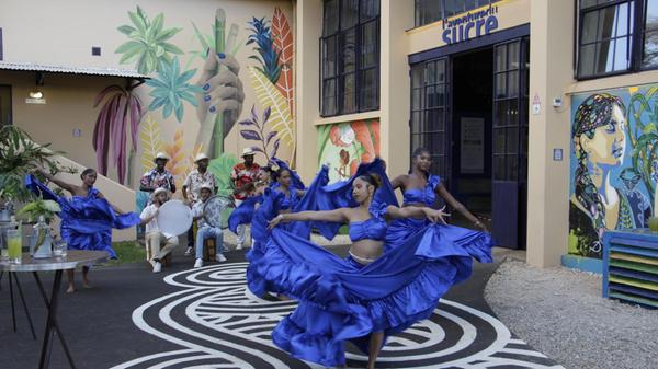Der Sega ist der traditionelle Tanz auf Mauritius. Er entstand nach der Sklaverei und drückt Freiheit und Freude aus. Die Musiker nutzen Trommeln, die mit Zucker gefüllt sind, und geben damit den schwungvollen Takt für die Tänzerinnen vor.