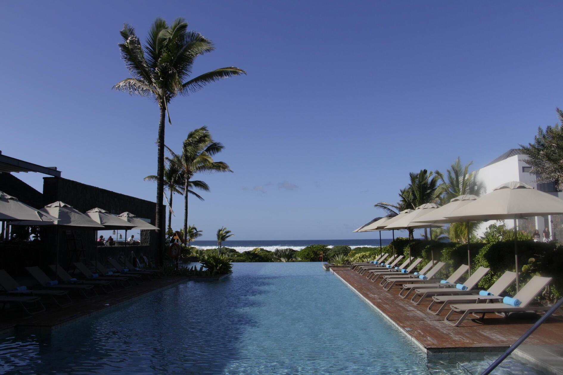 Das Constance Le Chaland ist ein ruhiges Hotel an der Südostküste von Mauritius, direkt am Strand und in der Nähe des Blue Bay Marine Park. Neben dem Infinity-Pool (im Bild) gibt es drei verschiedene Restaurants. Aktive Urlaubsgäste können auf dem hauseigenen Tennisplatz ein Match spielen oder im nahegelegenen Blue Bay Marine Park schnorcheln.