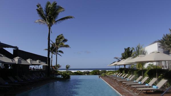 Das Constance Le Chaland ist ein ruhiges Hotel an der Südostküste von Mauritius, direkt am Strand und in der Nähe des Blue Bay Marine Park. Neben dem Infinity-Pool (im Bild) gibt es drei verschiedene Restaurants. Aktive Urlaubsgäste können auf dem hauseigenen Tennisplatz ein Match spielen oder im nahegelegenen Blue Bay Marine Park schnorcheln.