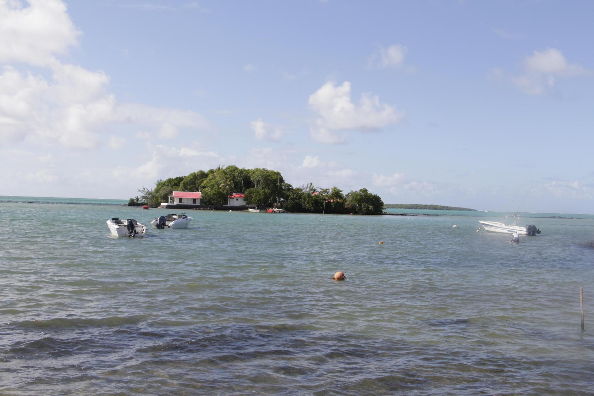 Die Waterfront in Mahébourg ist die Uferpromenade des historischen Küstenorts im Südosten von Mauritius, direkt am geschützten Wasser der Bucht. Rundherum lassen sich kleine Läden, Cafés und das Ortsleben entdecken, ohne dass es sich wie eine Touristenshow anfühlt.