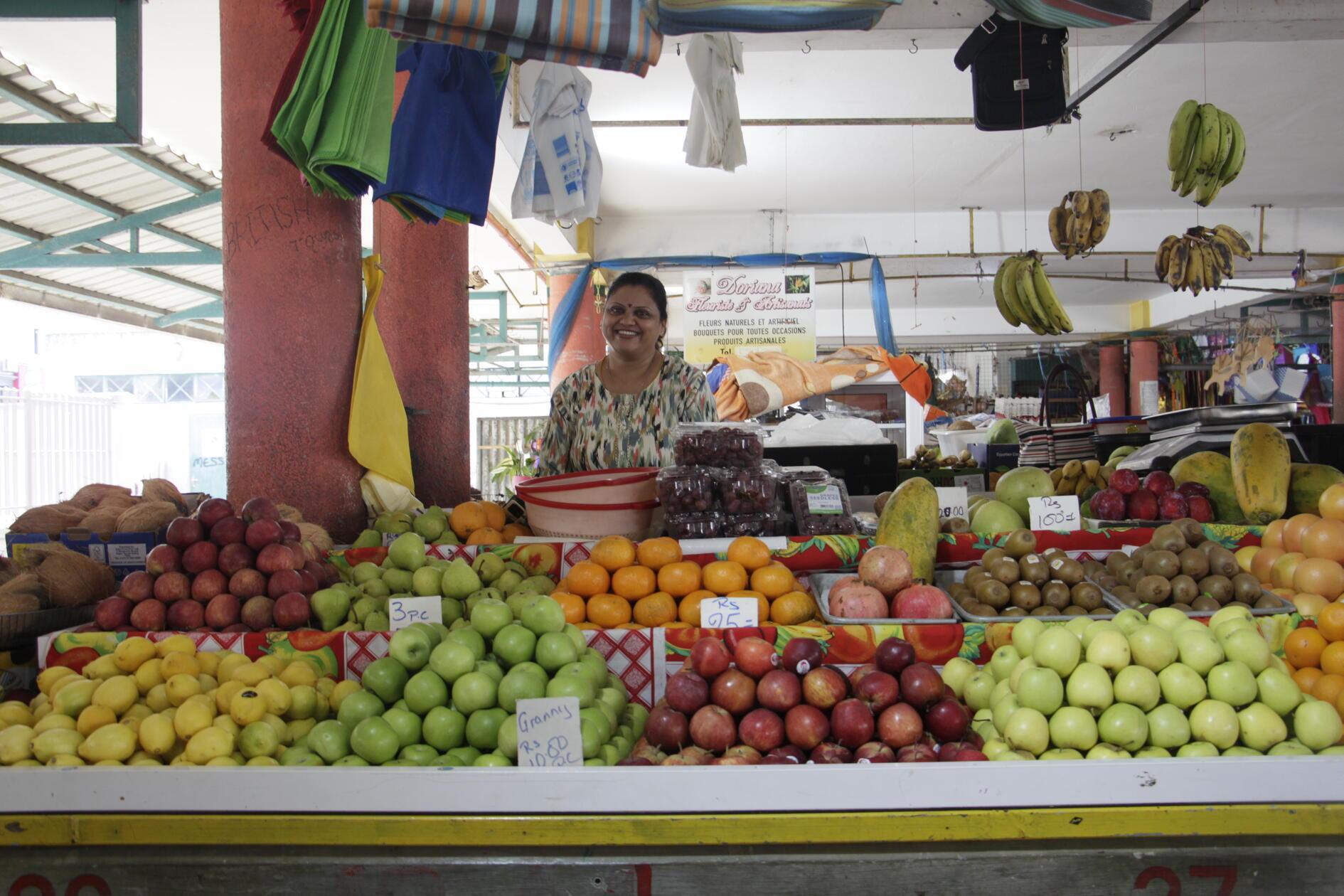 Der Markt in Mahébourg ist ein quirliger Treffpunkt der Einheimischen. Zwischen Obst- und Gemüseständen, Gewürzen und kleinen Snacks können Besucher sich treiben lassen und den Händlern beim Feilschen und Plaudern zuhören. Wer ein Stück Insel mitnehmen will, findet hier auch Souvenirs.