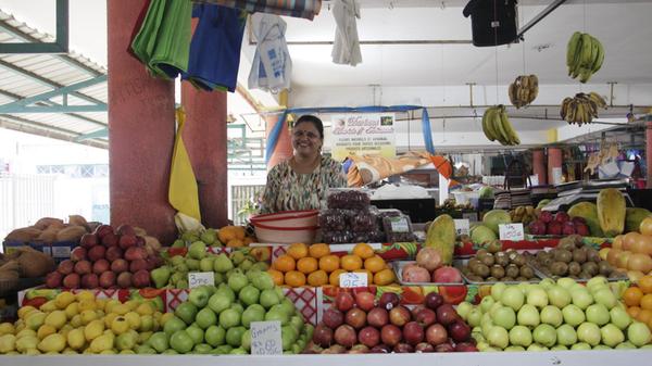 Der Markt in Mahébourg ist ein quirliger Treffpunkt der Einheimischen. Zwischen Obst- und Gemüseständen, Gewürzen und kleinen Snacks können Besucher sich treiben lassen und den Händlern beim Feilschen und Plaudern zuhören. Wer ein Stück Insel mitnehmen will, findet hier auch Souvenirs.