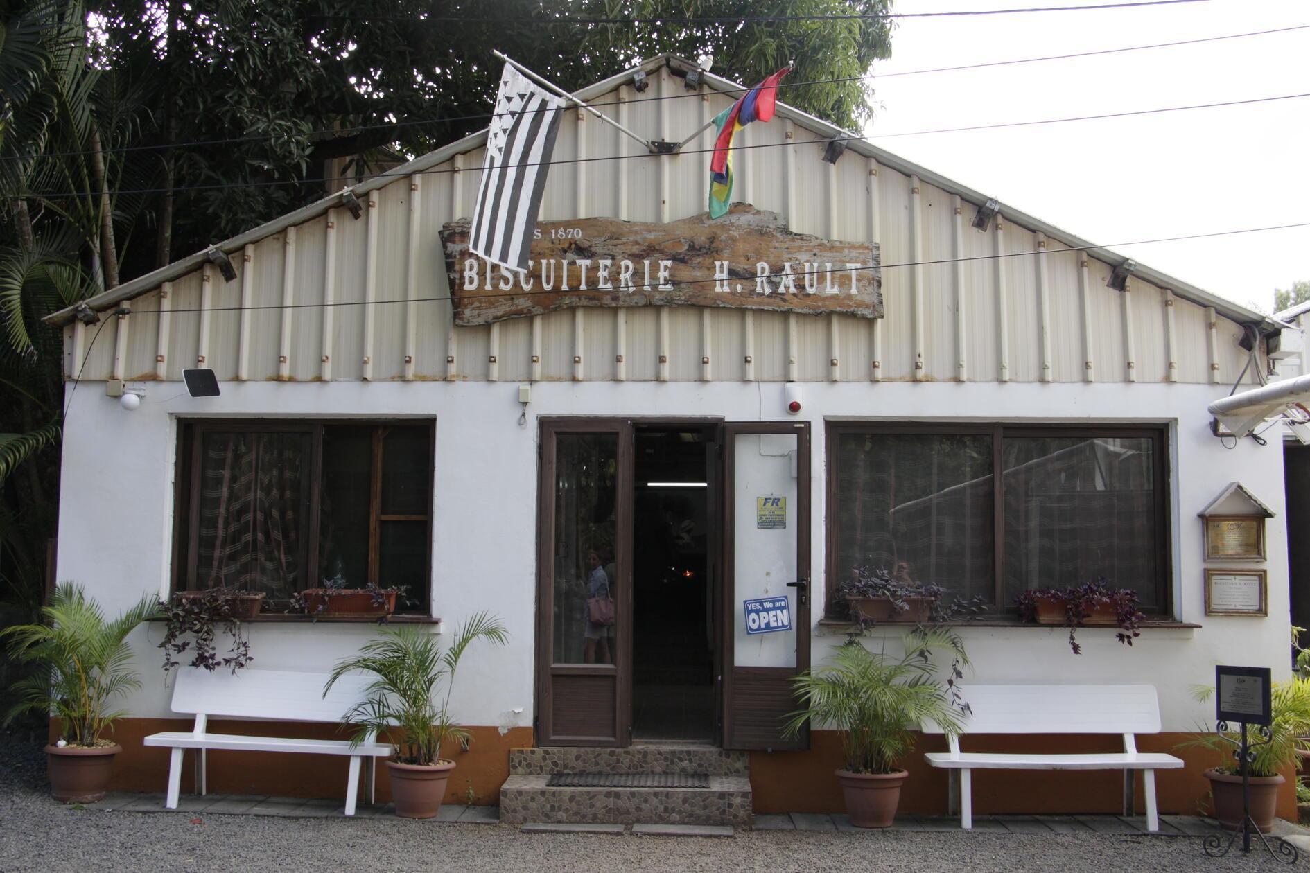 Kekse aus Maniok (tropische Wurzelpflanze, ähnlich einer Kartoffel) stehen im Mittelpunkt der Biscuiterie Rault. Die Fabrik wird seit 1870 als Familienbetrieb in fünfter Generation geführt. 