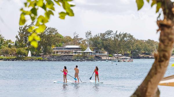 An der ruhigen Nordküste bei Calodyne gelegen, bietet das Zilwa Attitude neben Stand-Up-Paddling auch Schnorcheln, Kajak und weitere Wassersportaktivitäten an. Das Hotel gilt als besonders familienfreundlich und richtet sich mit seinem authentisch mauritischen Konzept an Gäste jeden Alters.