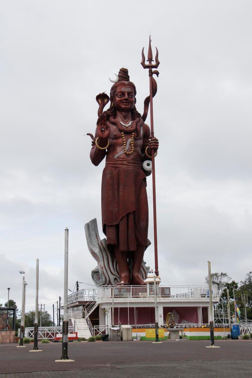 Die monumentale Shiva-Statue „Mangal Mahadev“ steht am heiligen See Ganga Talao, auch "Grand Bassin" genannt. Sie  verweist auf die enge Verbindung der Insel mit dem Hinduismus, der einen wichtigen Teil des religiösen und kulturellen Lebens prägt. Auf Mauritius sind knapp die Hälfte der Bevölkerung Hindus. Je nach Quelle und Erhebungsjahr liegt der Anteil bei rund 48 Prozent.