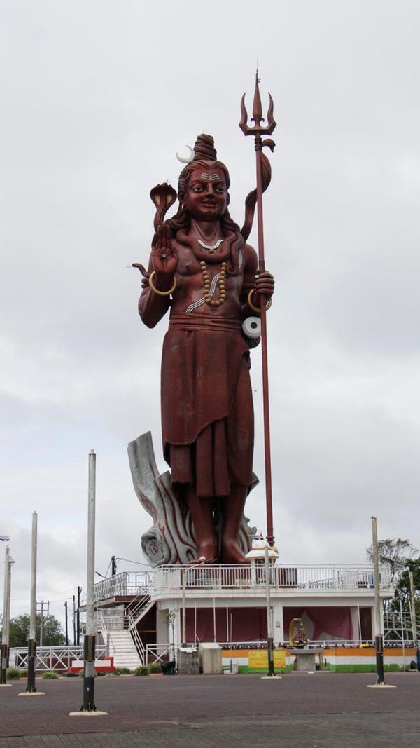 Die monumentale Shiva-Statue „Mangal Mahadev“ steht am heiligen See Ganga Talao, auch "Grand Bassin" genannt. Sie verweist auf die enge Verbindung der Insel mit dem Hinduismus, der einen wichtigen Teil des religiösen und kulturellen Lebens prägt. Auf Mauritius sind knapp die Hälfte der Bevölkerung Hindus. Je nach Quelle und Erhebungsjahr liegt der Anteil bei rund 48 Prozent.