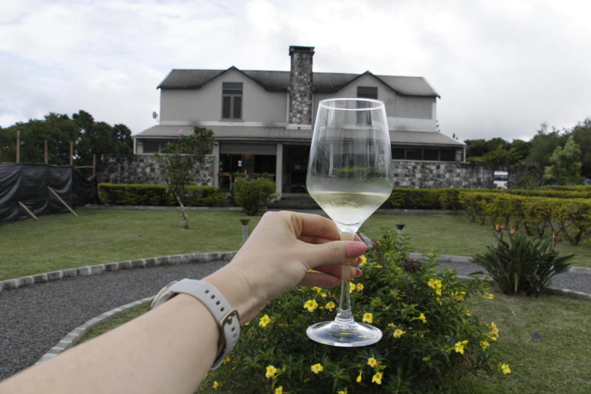 Die Takamaka Winery zeigt eine eher unbekannte Seite von Mauritius: Weinbau im tropischen Klima. Statt klassischer Trauben verarbeitet die Winery Litschi-Früchte zu Wein. Das verleiht dem Produkt eine exotische Note - sehr süffig.