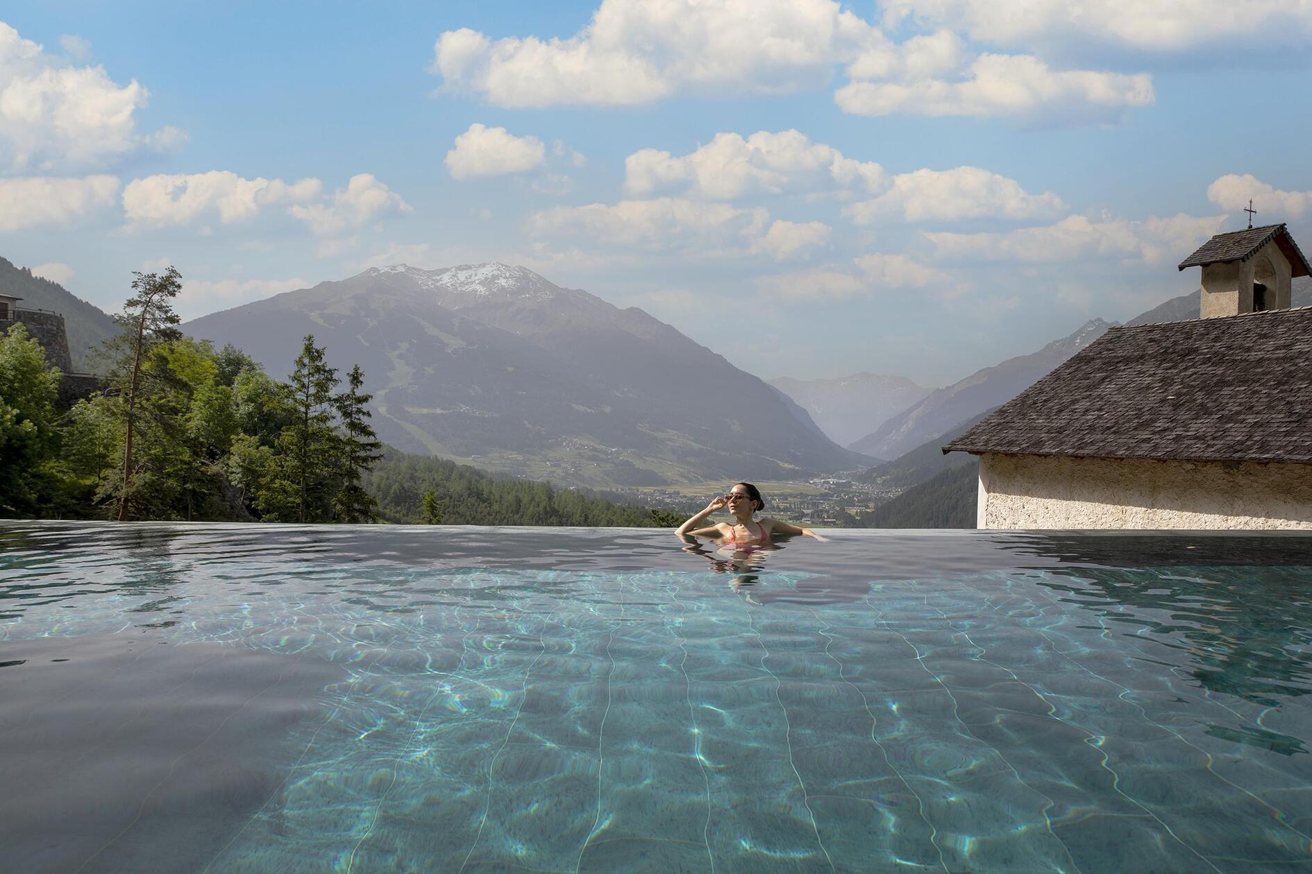 Die lombardische Stadt Bormio hat eine hübsche Altstadt und bietet eine atemberaubende Bergkulisse und historische  und moderne Thermalbäder. Foto: Bormio Tourismus.