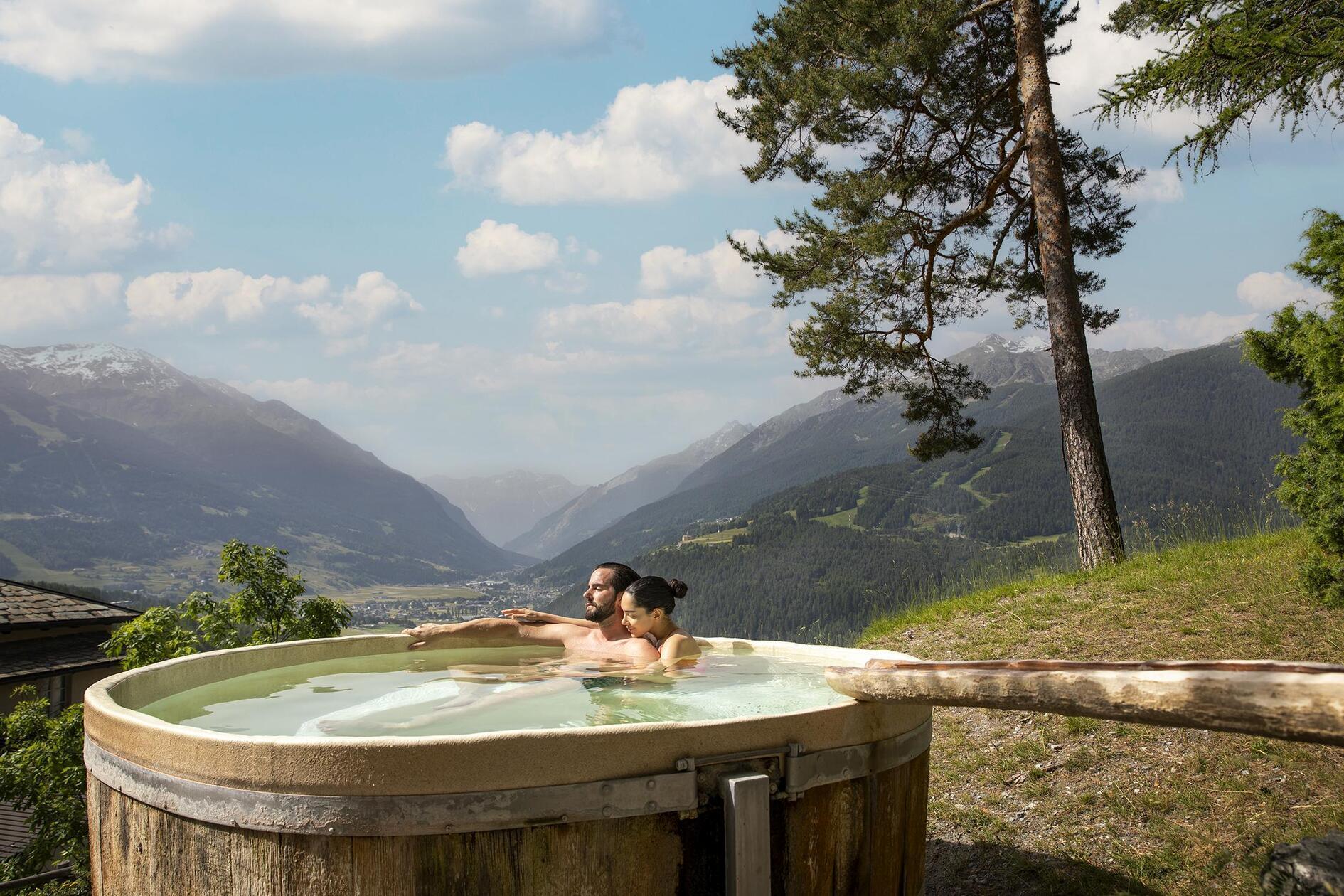 Die lombardische Stadt Bormio hat eine hübsche Altstadt und bietet eine atemberaubende Bergkulisse und historische  und moderne Thermalbäder. Foto: Bormio Tourismus.