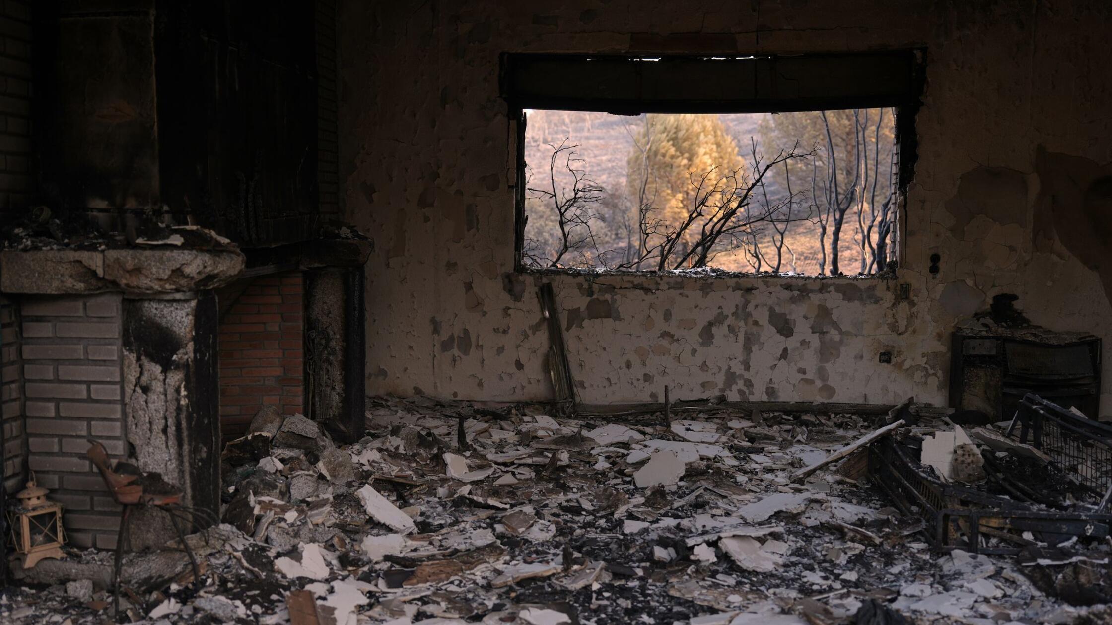 Ein durch einen Waldbrand zerstörtes Haus wird  in