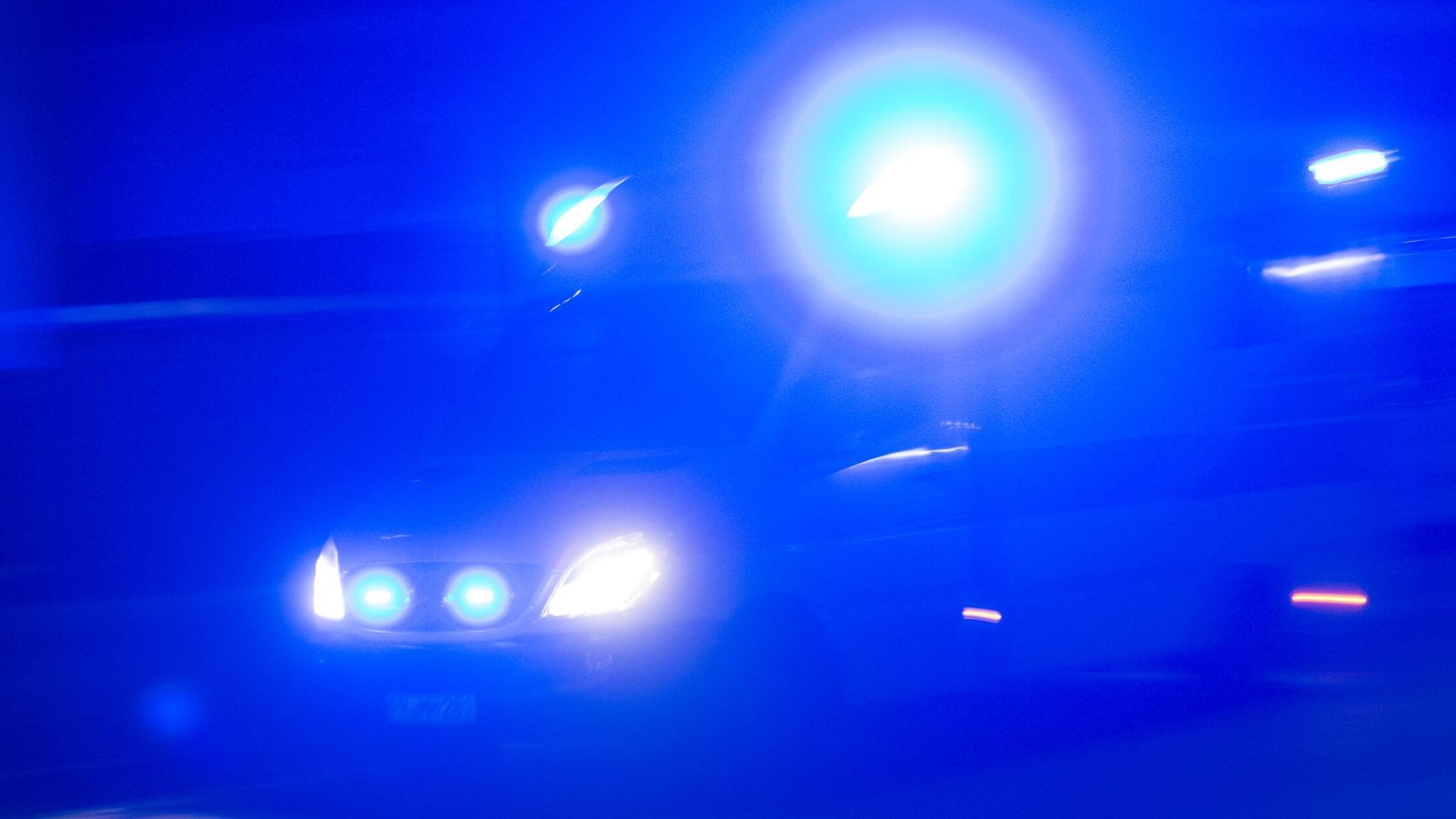 Ein Rettungswagen fährt mit Blaulicht durch die Na