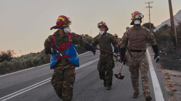 Feuerwehrleute gehen während eines Waldbrands in d