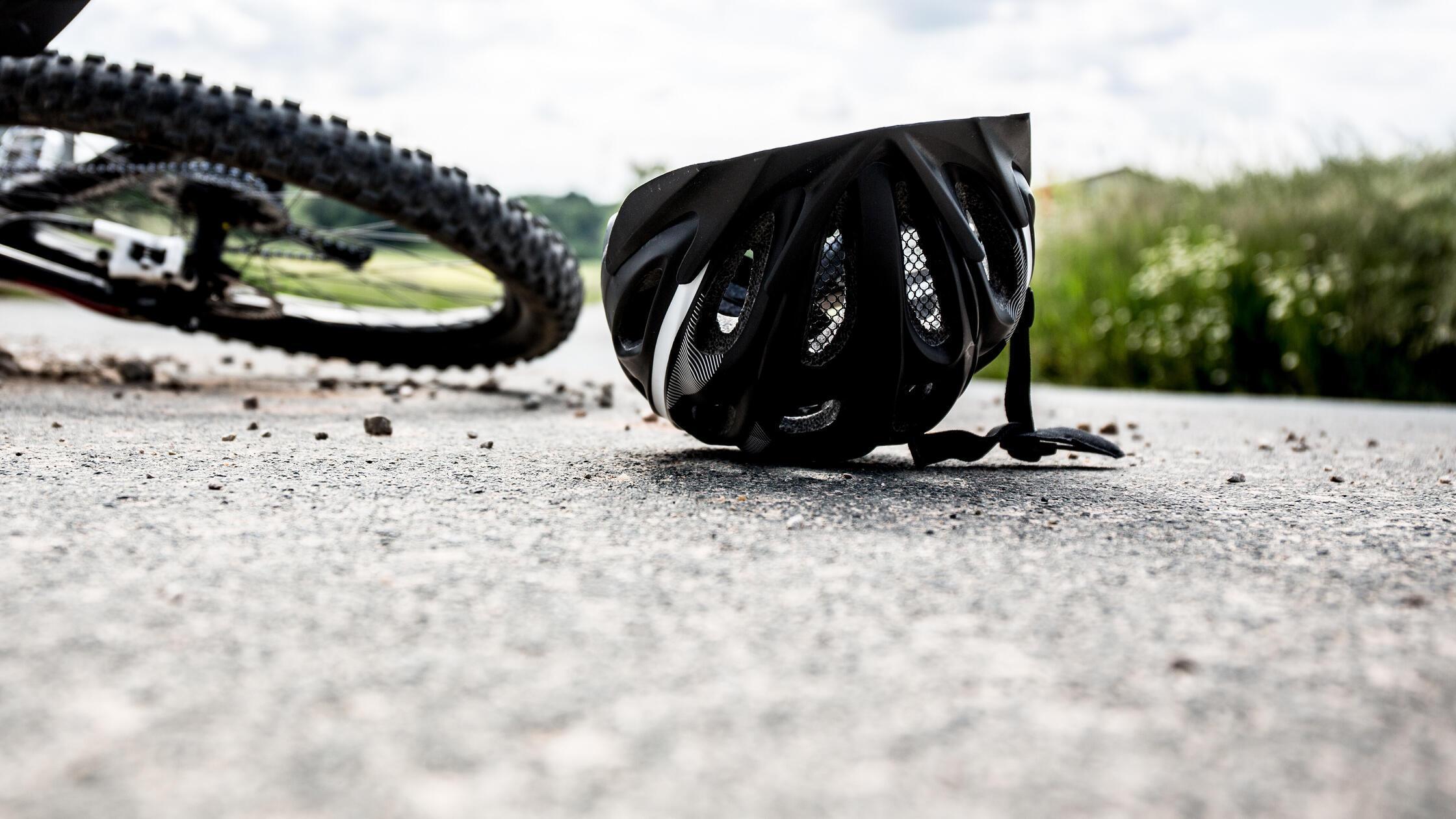 Unfall in Erlangen: Radfahrerin knallt gegen Windschutzscheibe und wird schwer verletzt