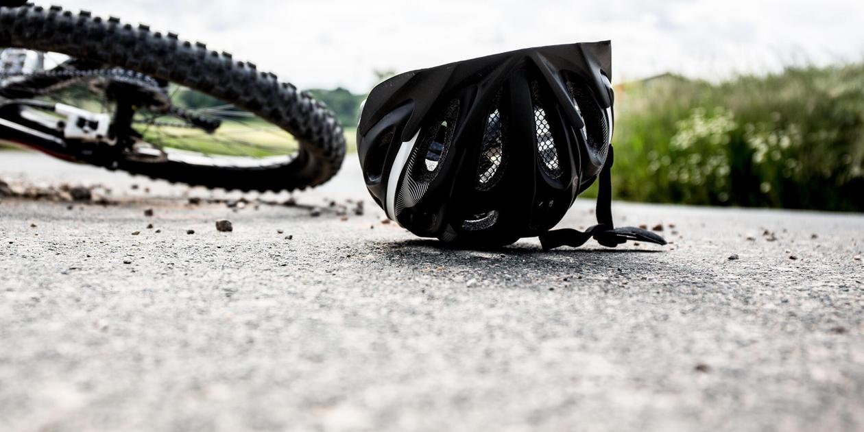 Unfall in Erlangen: Radfahrerin knallt gegen Windschutzscheibe und wird schwer verletzt