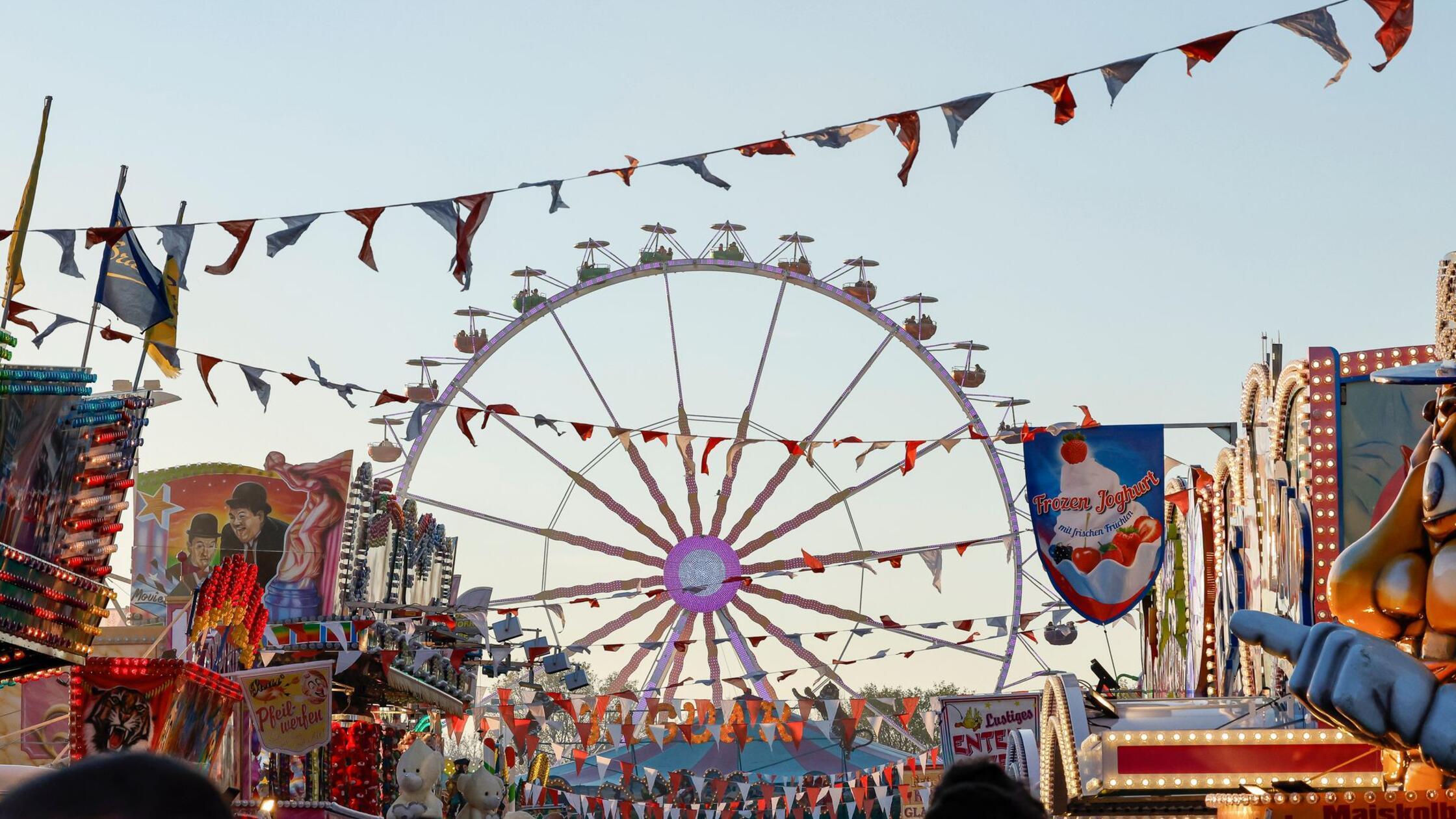 Das Riesenrad ist beim Nürnberger Frühlingsfest. D