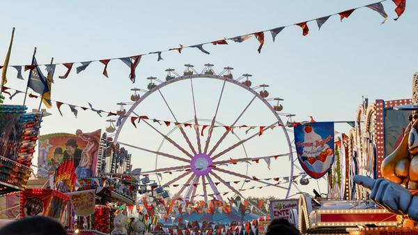 Das Riesenrad ist beim Nürnberger Frühlingsfest. D