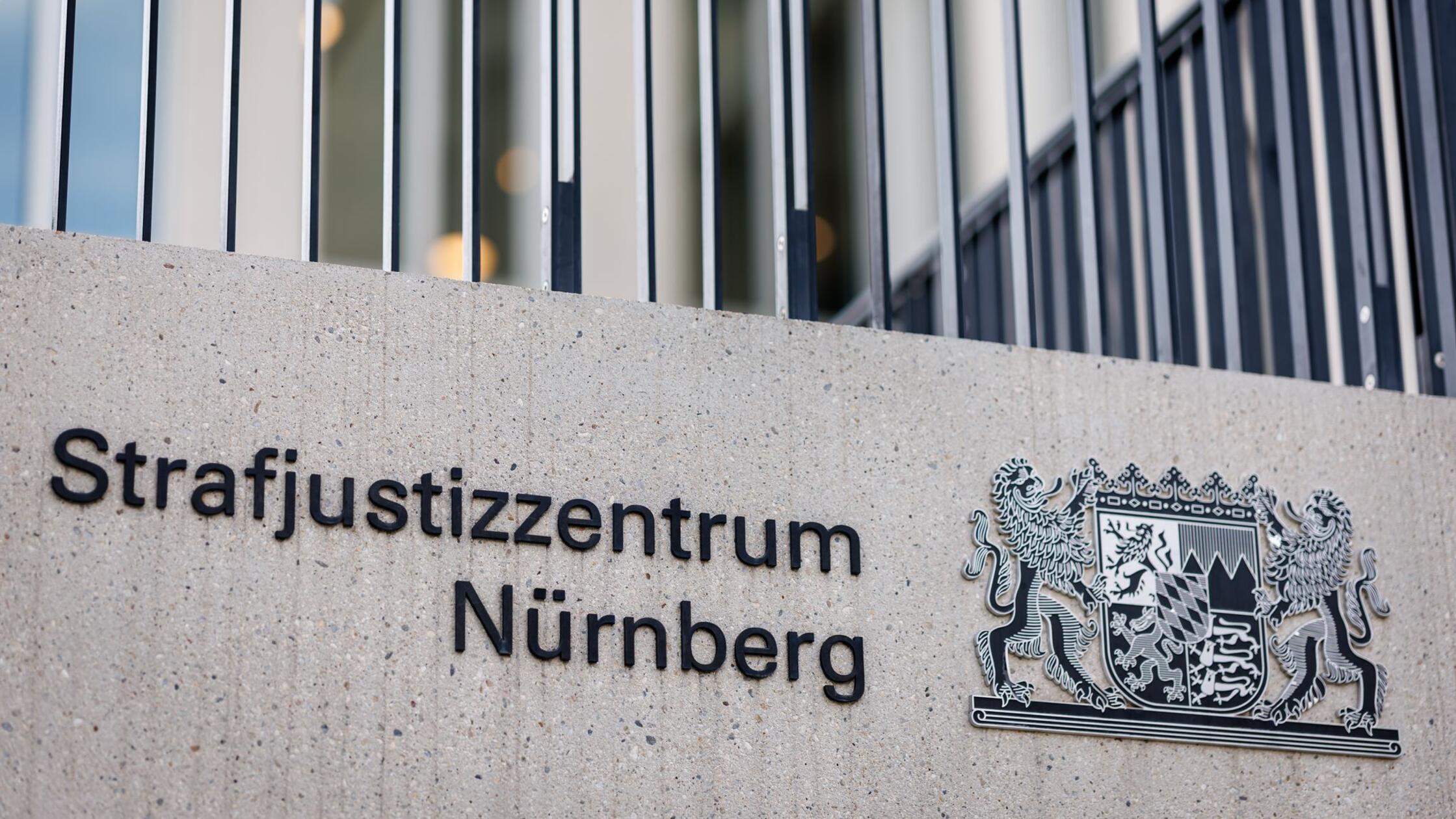 "Strafjustizzentrum Nürnberg" steht am Eingangsber