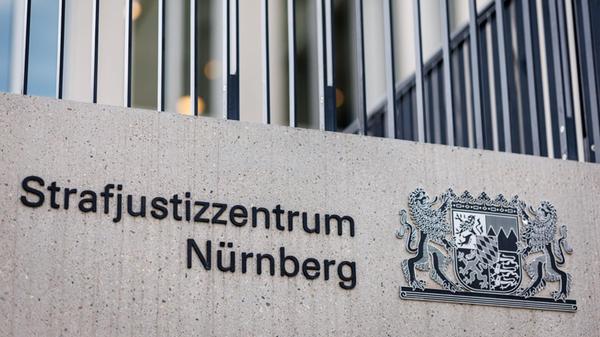 "Strafjustizzentrum Nürnberg" steht am Eingangsber