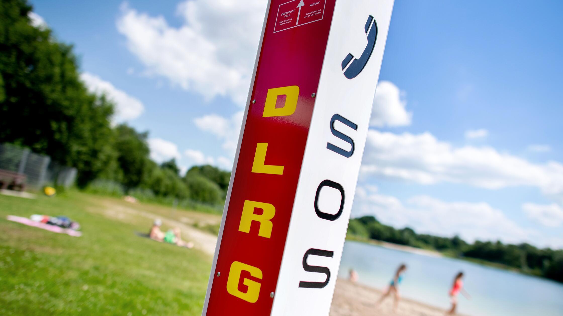 Eine Notrufsäule der DLRG steht an einem Badesee i