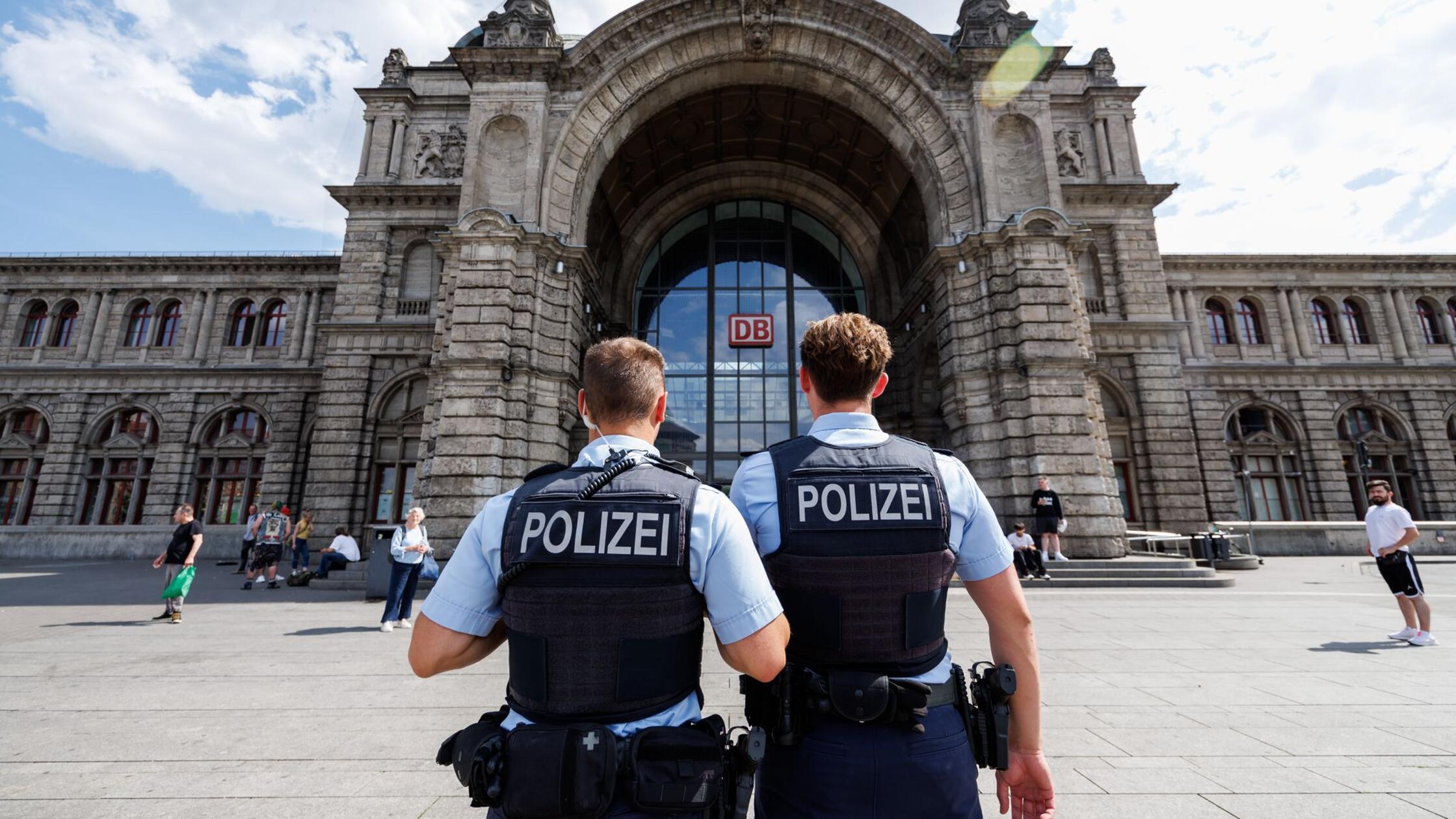 Zwei Polizisten stehen vor dem Nürnberger Hauptbah