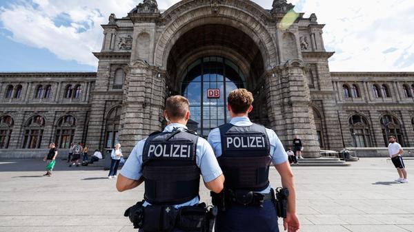 Zwei Polizisten stehen vor dem Nürnberger Hauptbah